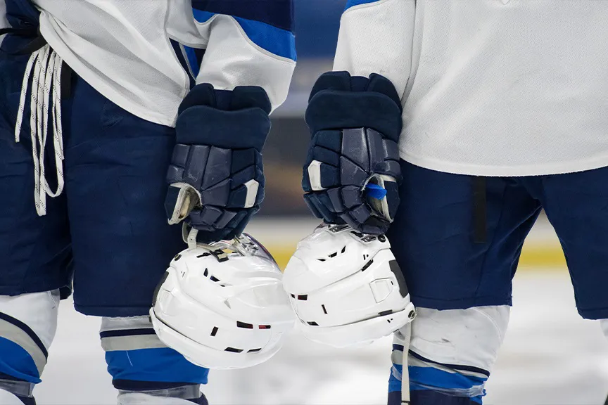 Eishockey Helme in Händen der Spieler