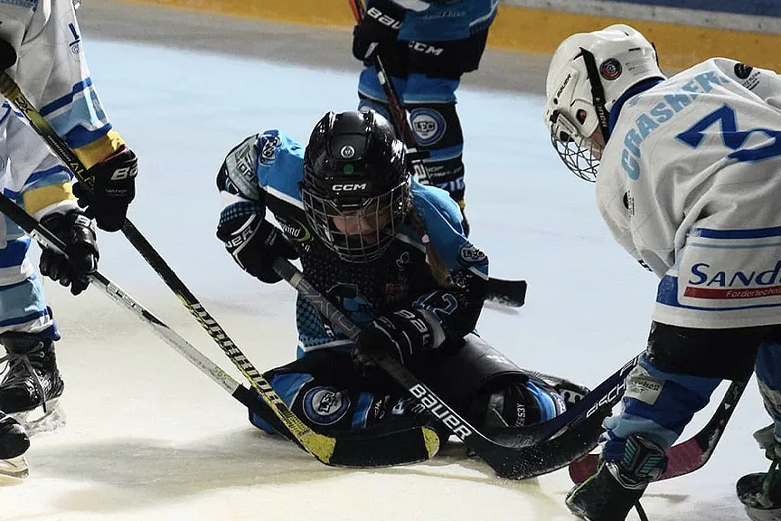 junge Eishockey-Spieler beim Puck-Match